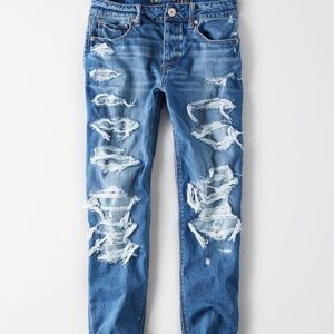 Distressed tomgirl jeans